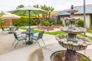 the courtyard and outdoor seating area of the Aviara Healthcare