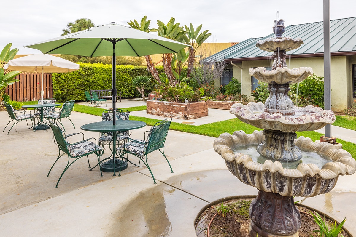 the courtyard and outdoor seating area of the Aviara Healthcare