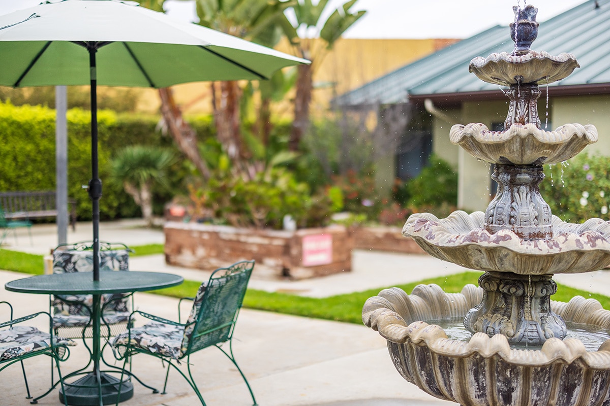 the courtyard and outdoor seating area of the Aviara Healthcare
