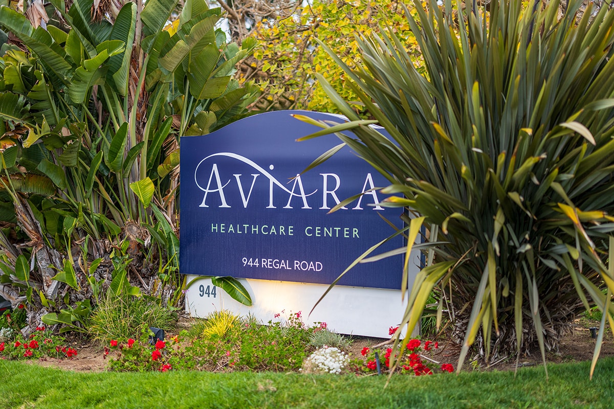 the monument sign in front of the Aviara Healthcare