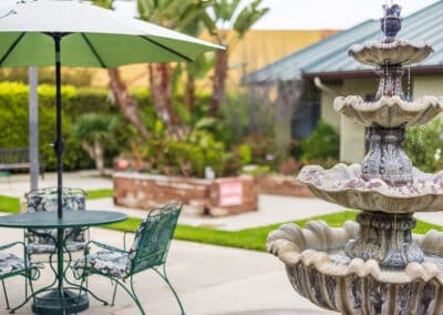 the courtyard and outdoor seating area of the Aviara Healthcare